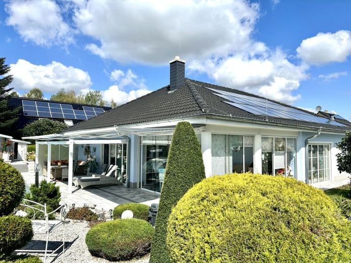 Exclusieve eengezinswoning in bungalowstijl, met zwembad, warmtepompen, dubbele garage, carport + stijlvolle tuin – Foto 1
