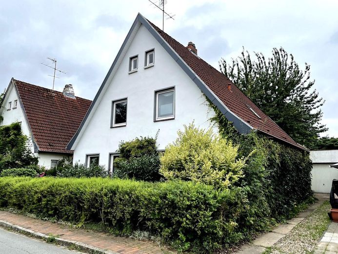 Charmantes Einfamilienhaus mit Garten in begehrter Wohnlage – Frontseite mit Garagenauffahrt