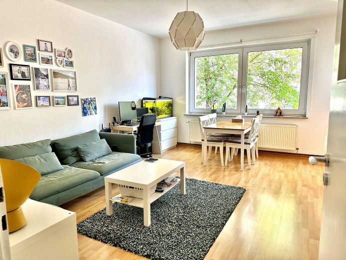 Rarität am Lister Platz: Sanierte Substanz, Eilenriedeblick & 130 m² Penthouse-Maisonette – Wohnzimmer 4. OG links