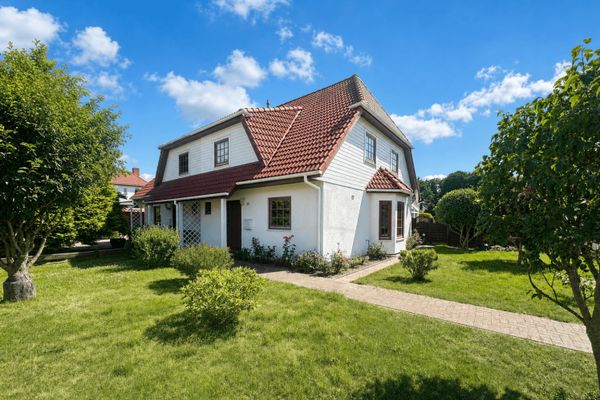 Przyjazny rodzinom dom w zabudowie bliźniaczej z ogrodem i ogrodem zimowym w pobliżu Morza Bałtyckiego