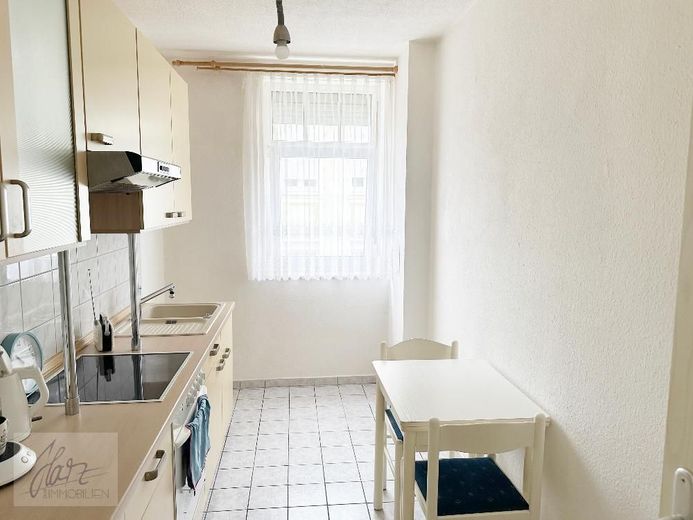 ***VOLL MÖBLIERTE TRAUMWOHNUNG - EINZIEHEN UND SOFORT ZU HAUSE SEIN*** 2,5 Raumwohnung mit Balkon und Tageslichtbad zu vermieten – Küche mit Einbauküche und Sitzgelegenheit