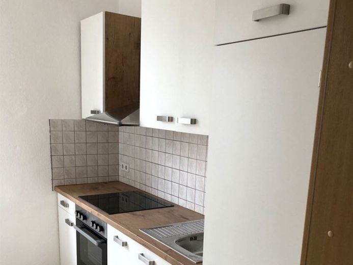 Gemütliche 3-Zimmer mit Mobiliar, Laminat, Dusche und EBK in ruhiger Lage! – Foto 1