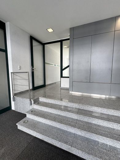 3,5-Zimmer-Wohnung mit Balkon im Zentrum von  Rastatt – Eingangsbereich Haus