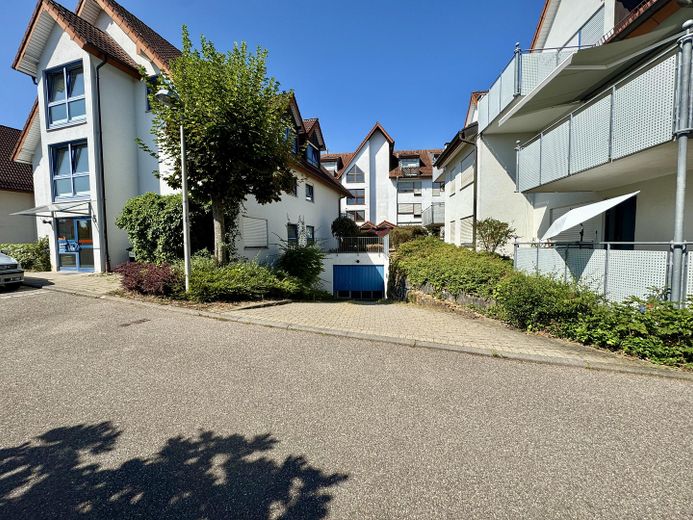 Provisionsfrei: 2-Zimmer-Wohnung DG mit Balkon in betreuter Wohnanlage – Einfahrt TG