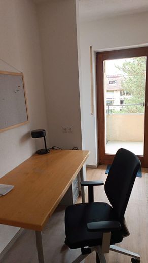 🌿 Bezugsfertig vollmöbliert – 1-Zimmer-Wohnung im vollsanierten A+-Haus mit Balkon! 🌳 – Wohnraum vor Umbau 3