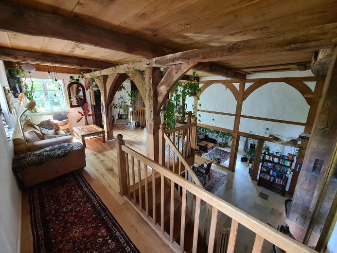 Historisches Bauernhaus mit Galerie, Kamin & Garten - stilvoll saniertes Wohnen mit Charakter – Galerieblick aufs Wohnzimmer