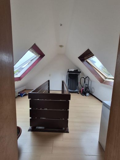 4,5 odalı dubleks daire, 2. üst kat, yeni banyo, sakin konum – Flur DG