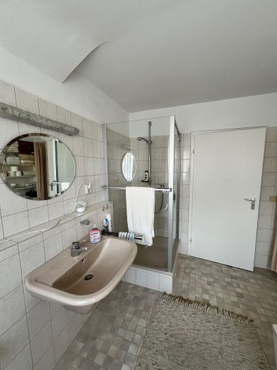 Badezimmer mit Dusche