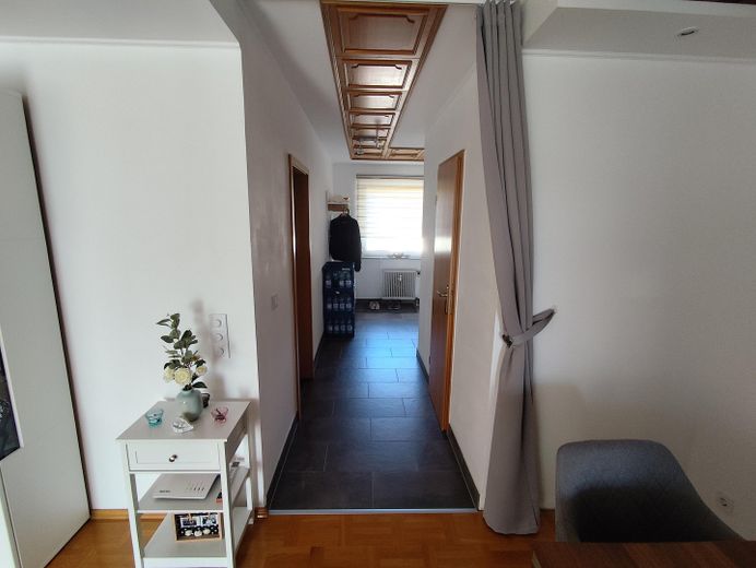 Grand appartement de 4 pièces avec balcon et place de parking en sous-sol, dans un quartier prisé de Bad Homburg – Flur Diele