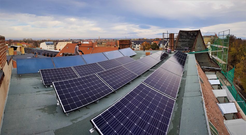 Modernes Wohnen im energetischen Denkmal – 3-Raum-Wohnung im Hochparterre (inkl. Einbauküche) – Solar und Photovoltaik Dach