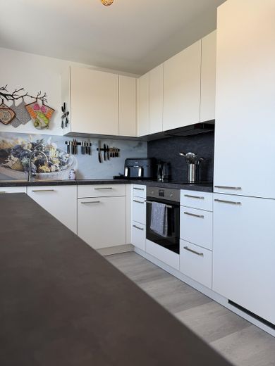 Premium 3-Zimmer-Maisonette-Wohnung mit offener Wohn-Ess-Küche, Dachterrasse & Fußbodenheizung – OG Küche