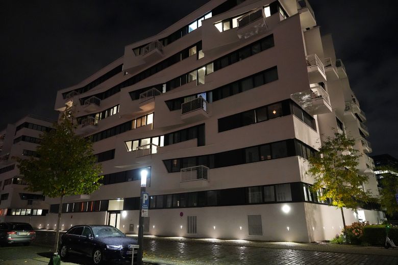Luxuriöses Apartment an der Spree mit großer Sonnen-Dachterrasse – Gebäudeansicht (nachts)