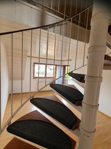 SOFORT BEZUGSFREI! Sehr geräumige lichtdurchflutete 4-Zi- Maisonette-Wohnung inkl. Balkon, Carport – Treppe zum DG