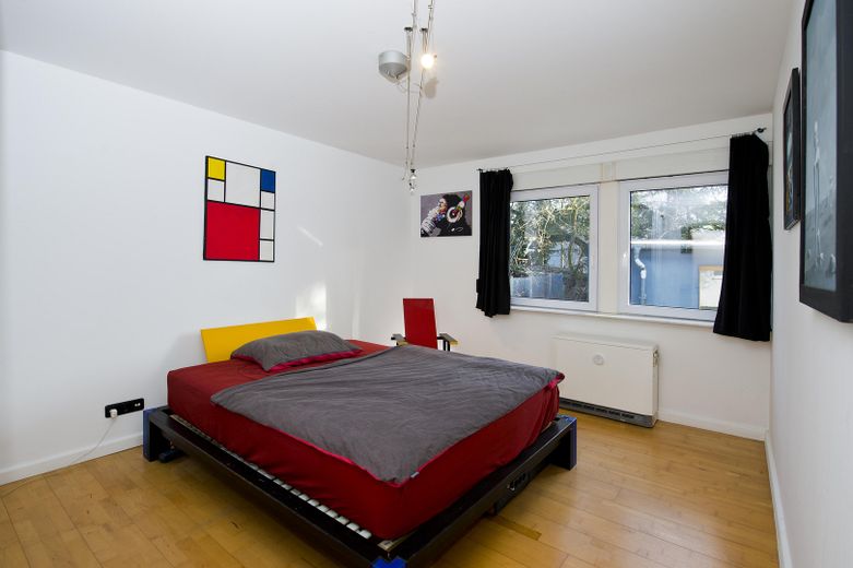 Haus im Bungalowstil als Fertigbau mit Pool, Nebengelass und großem Grundstück – Schlafzimmer
