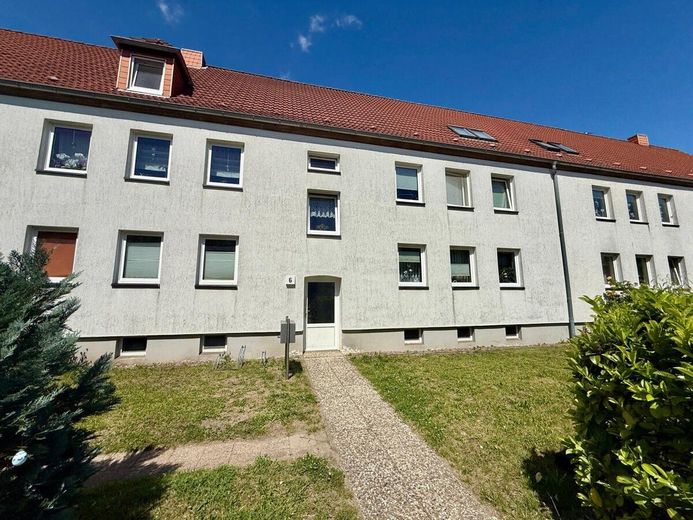 HORN IMMOBILIEN++ Neubrandenburg, 3-Raum Eigentumswohnung im beliebten Wohnviertel -vermietet- – Hauseingang