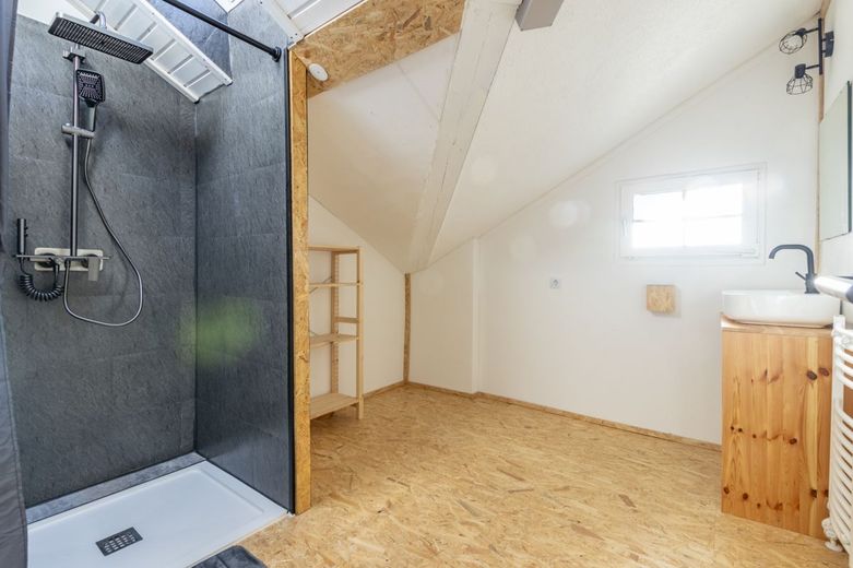 Über 8 % Rendite: Boardinghouse-Ensemble: 3 Gebäude &amp; Garten – Gebäude 3 | WG_Badezimmer_2