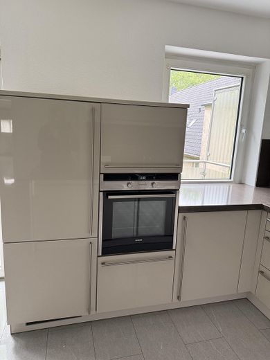 renovierte Wohnung mit Balkon und Blick ins Grüne – Backofen auf Sichthöhe