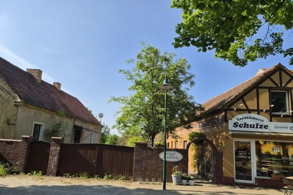 großes, längliches Baugrundstück mit Abrißhaus und vermieteten Bäckerladen im Nebengebäude