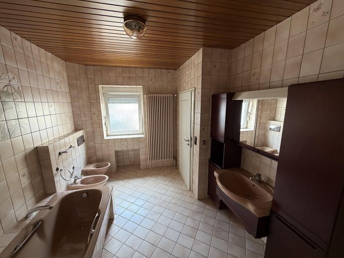 Per direct beschikbaar: ca. 184 m² verdeeld over 3 verdiepingen – als eengezinswoning of 2 appartementen – Bad EG
