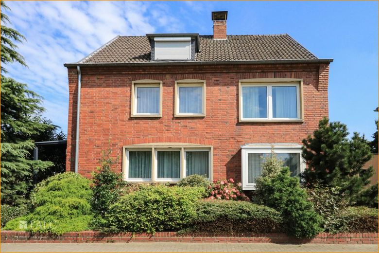 Mehrgenerationenhaus mit Schwimmbad – Straßenfront