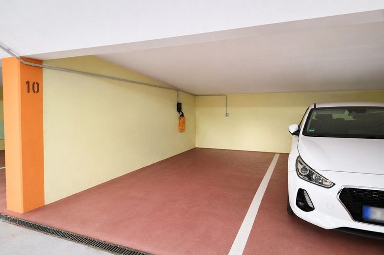 Fast wie im Penthouse - 3 Zi Wohnung + Stellplatz TG u. Wallbox. – Stellplatz im Carport
