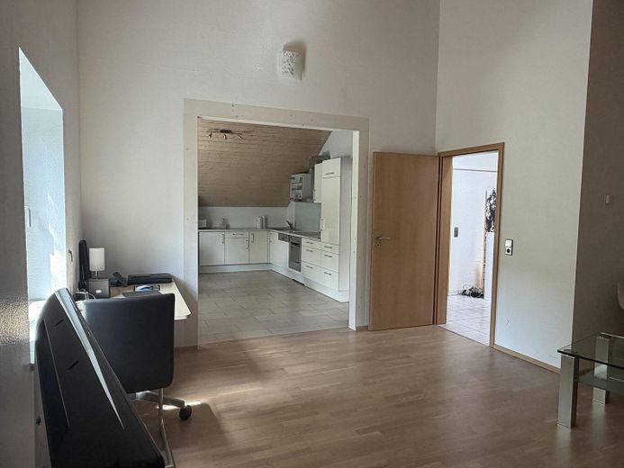 Spacious Modern Semi-Detached House with Potential – OG Wohnraum 