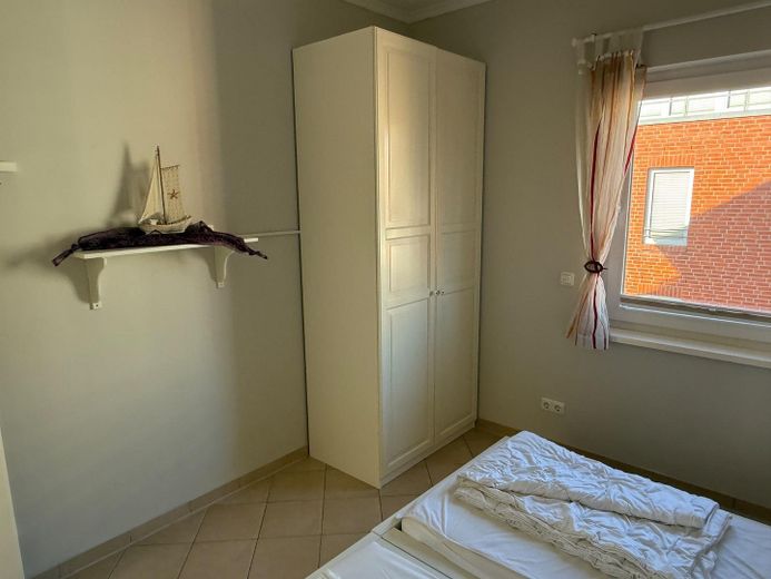 2. Schlafzimmer Kleiderschrank
