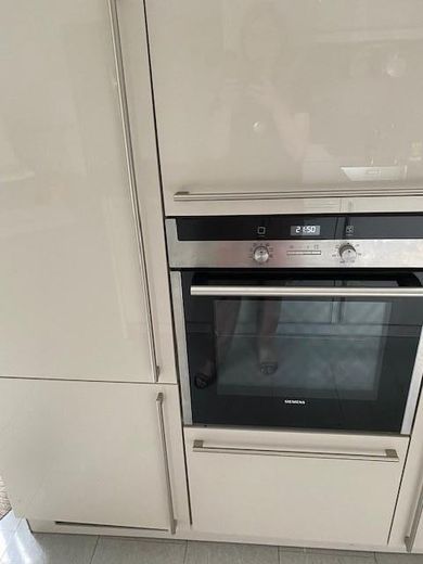 renovierte Wohnung mit Balkon und Blick ins Grüne – Backofen auf Sichthöhe