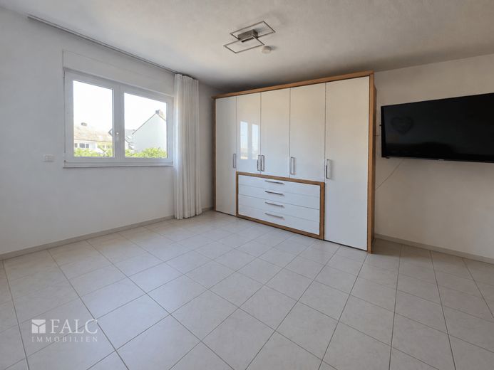 Helle Wohnung mit fußläufig guter Anbindung, West-Balkon und Tiefgaragenstellplatz – Schlafzimmer