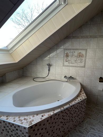 Traumhaftes Haus sucht liebevolle Familie mit Kindern – Badezimmer
