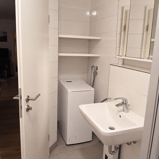 Helle 2-Zimmer Wohnung, Balkon, modernes Bad – Bad