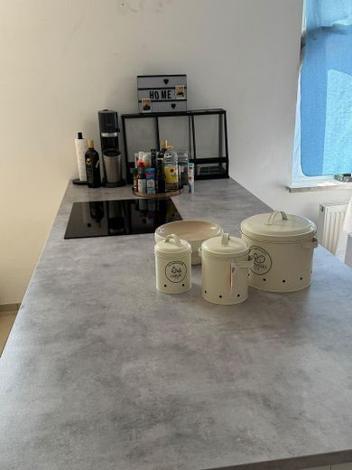 Attraktive, sanierte 75 m² Wohnung (Zweitbezug) mit Tageslichtbad und offener Wohnküche in Köthen – Kücheninsel