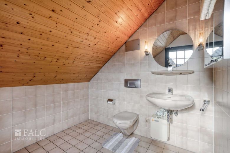 Ein Zuhause mit Zukunft - Familientraum mit Pool in Bergisch Gladbach-Hebborn – Kleines Bad OG
