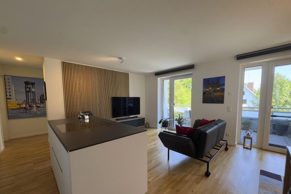 Penthouse au dernier étage en retrait avec vaste espace de vie, balcon et prestations haut de gamme