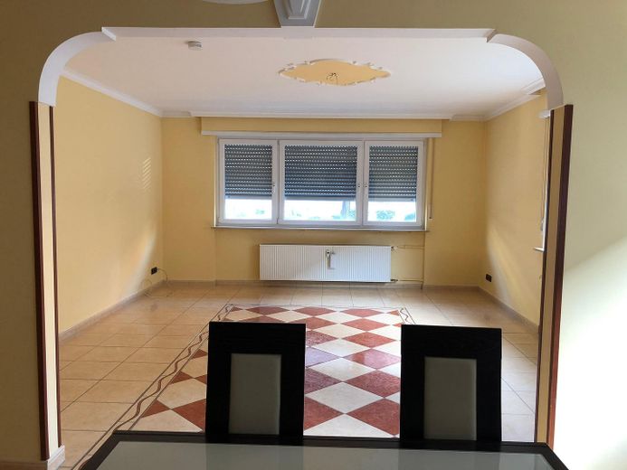 86,5 m² • 3 Zimmer • Einbauküche mit NEUEN Geräten • Neckarstadt-Ost – Blick Küche zum Raum 3