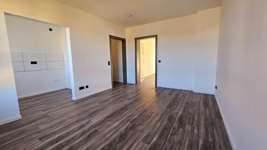 Kernsanierte 2 Zimmer Wohnung zu vermieten – Wohn-/Esszimmer