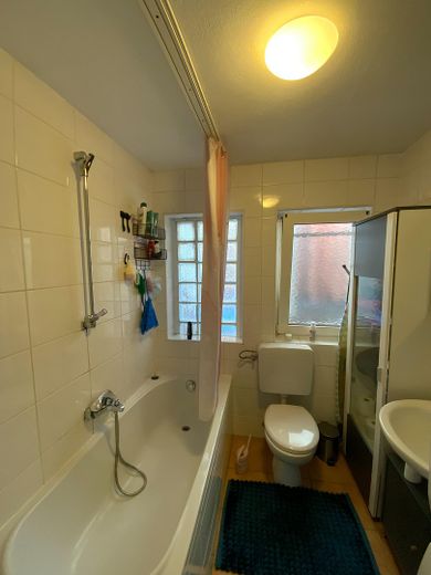 3-Zimmer-Wohnung mit Balkon in zentraler Lage – Badezimmer