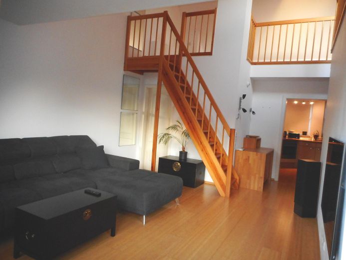 Helle voll möblierte Maisonette-Wohnung auf 2 Ebenen in ruhiger Lage in Hamburg-Eidelstedt – Aufgang zur Galerie