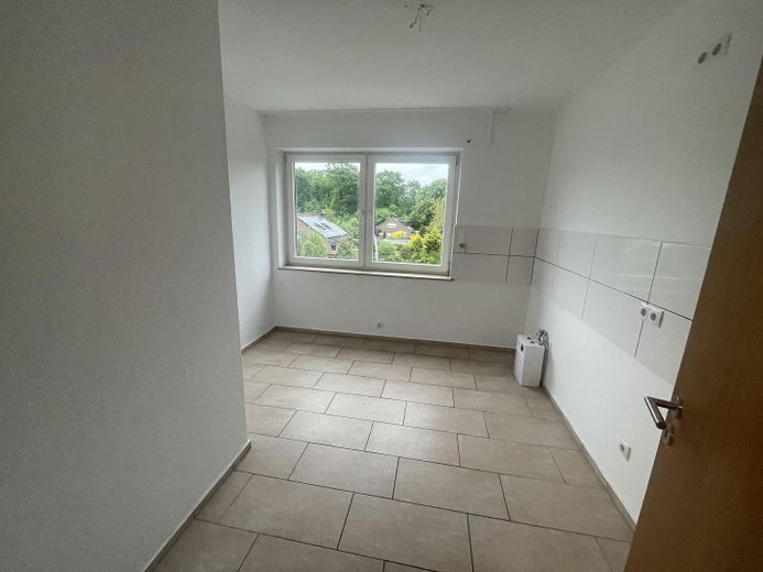 Geräumige 5- Zimmer Wohnung mit Balkon im 2. OG – Küche