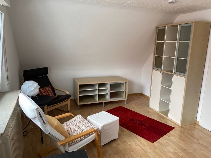 Möbliertes, sonniges 1,5 Zimmer Apartment ideal für Pendler oder Berufsstarter – Hauptraum wohnen/schlafen