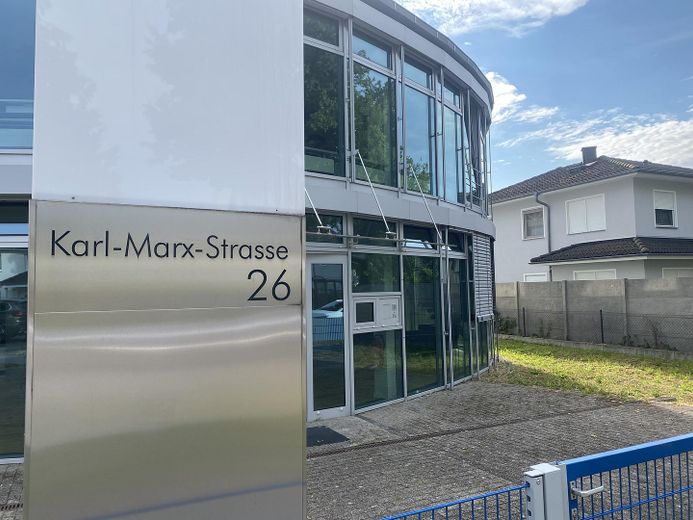 Interessante proprietà ad uso ufficio con potenziale di rendimento in una posizione molto richiesta a Schönefeld Großziethen – Front Objekt