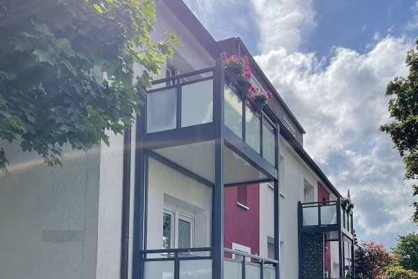 Ai margini dell’area paesaggistica protetta, mansarda completamente ristrutturata su 2 livelli, aria condizionata, pompa di calore e giardino esposto a sud
