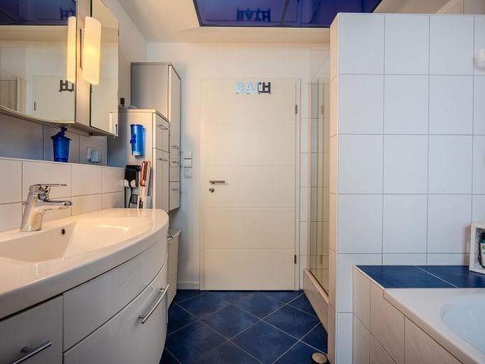 Mieszkanie na parterze z dużym ogrodem, słonecznym tarasem i dwoma miejscami parkingowymi w garażu podziemnym – Badezimmer mit Dusche-1