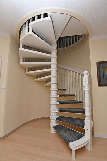 TOP-Villenanwesen in bester Lage von Alt-Oberneuland – Treppe zum Dachgeschoss