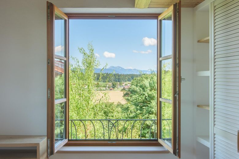 Chiemgau: Casa pareada bien cuidada en una ladera con vistas a la montaña - división real y orientación sur - – Foto 1