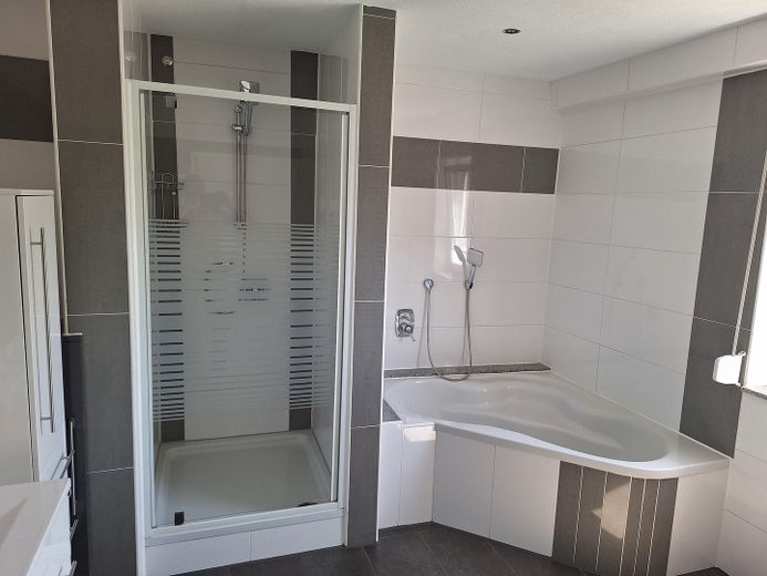 Langenau Göttingen Provisions FREIE 3,5 Zimmer Wohnung 1 OG – Bad
