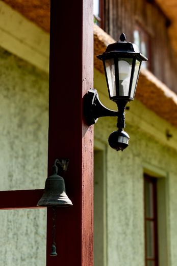Landhaus unter Reet am See, Gästewohnung, Stallungen, Weiden und Wald. – Eingang