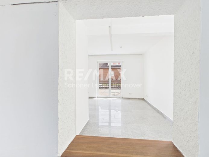 Mehr Platz als erwartet, modernisierte DHH, mit wohnlich ausgebautem Keller mit  eigenem Eingang. – Durchreiche
