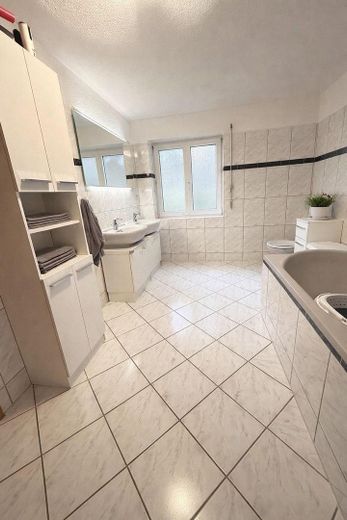 Traumhafte 4-Zimmer-Eigentumswohnung mit XXL-Südterrasse, Kamin und unverbaubarem Panoramablick – Foto 9