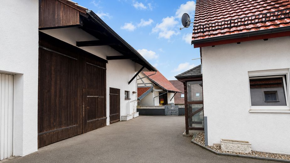 PROVISIONSFREI: Viel Platz für Generationen – Haus mit Einliegerwohnung & Scheune nahe Porsche – Scheune mit Innenhof